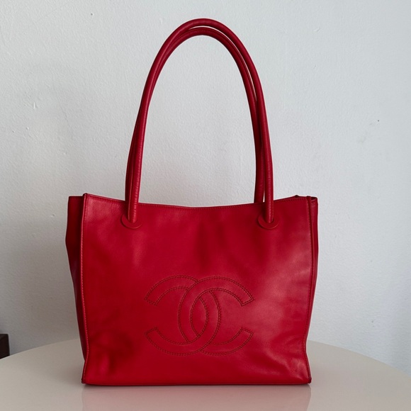 Chanel Lambskin Small Chic Red Tote Bag in Excellent Condition - Picture 1 of 17